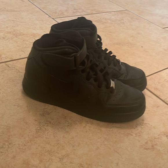 Black high top Nikes. Only one of the shoes are creased and the rest is new - Picture 2 of 5